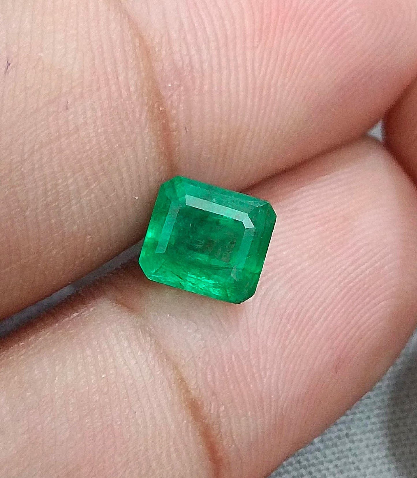 GSI Certified 1.68ct Velvet Green Swat Emerald , 100% Natural Earth Mined Gemstone