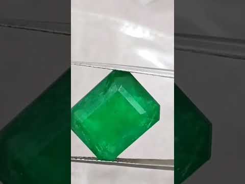 11.92ct Natural Deep Vivid Green Minor Oiled Swat Emerald.