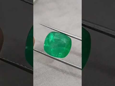 7.30ct Swat Emerald, Medium Bright Green Cushion cut Minor Oiled Natural Loose Gemstone.
