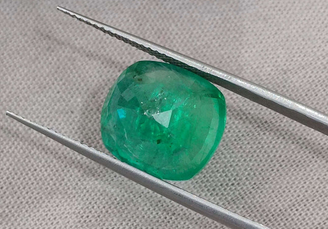 7.30ct Swat Emerald, Medium Bright Green Cushion cut Minor Oiled Natural Loose Gemstone.