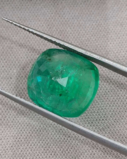 7.30ct Swat Emerald, Medium Bright Green Cushion cut Minor Oiled Natural Loose Gemstone.