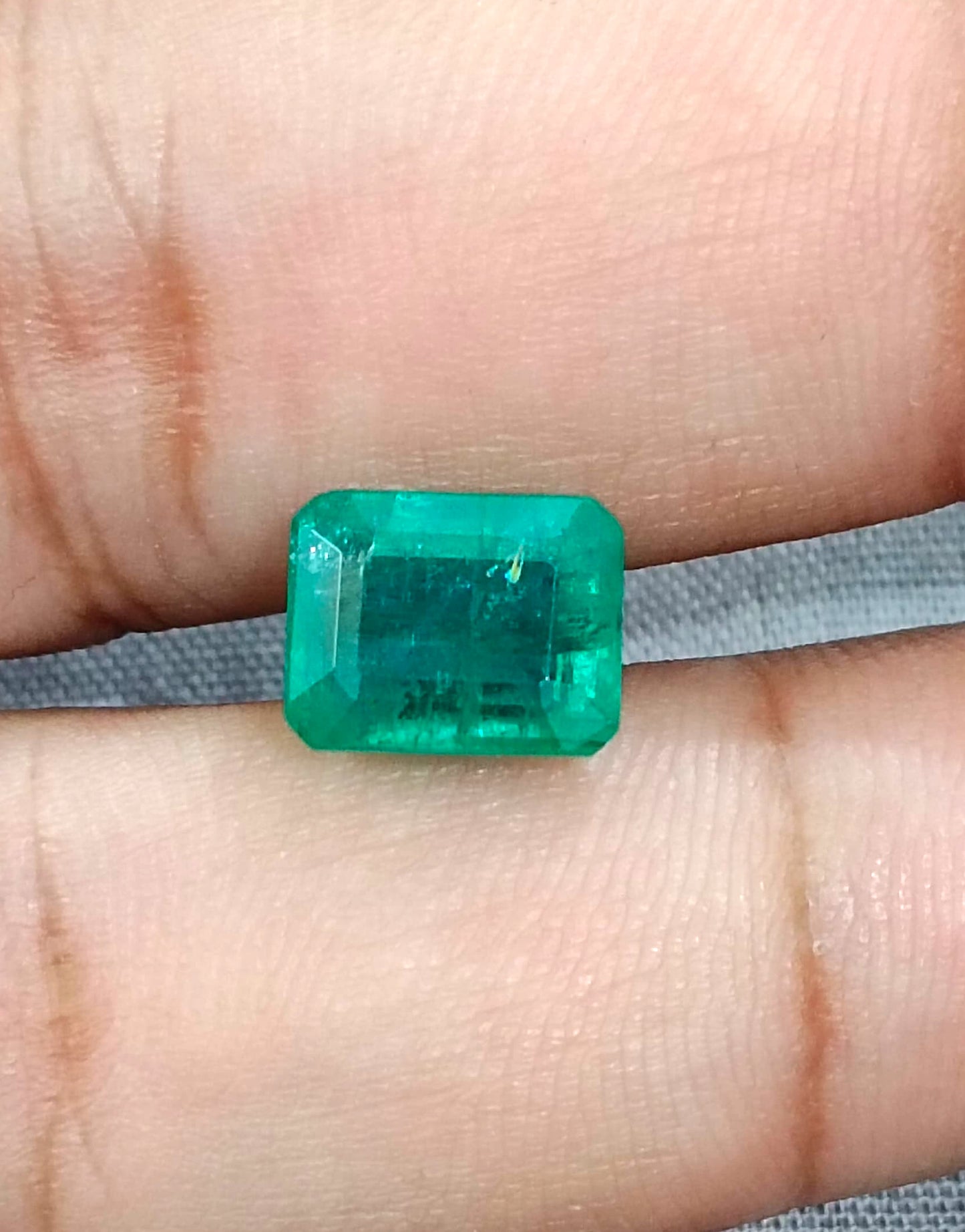 3,74 ct mittelgrüner sambischer Smaragd, 100 % aus der Erde gewonnene Edelsteine