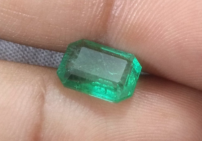 2.35ct GSI Certified Medium Green Zambian Emerald Minor Oiled Loose Gemstone