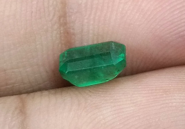 GSI Certified 1.29ct Vivid Medium Deep Green Swat Emerald Minor Oiled Loose Gemstone