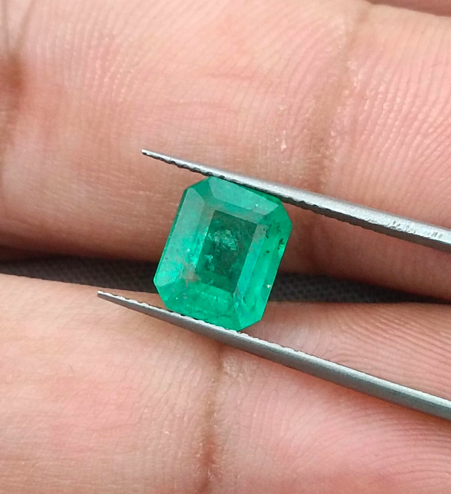 2.30ct Swat Emerald, 100% Natural Earth Mined Gemstone.