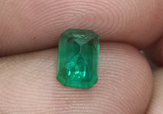 GSI Certified 1.29ct Vivid Medium Deep Green Swat Emerald Minor Oiled Loose Gemstone