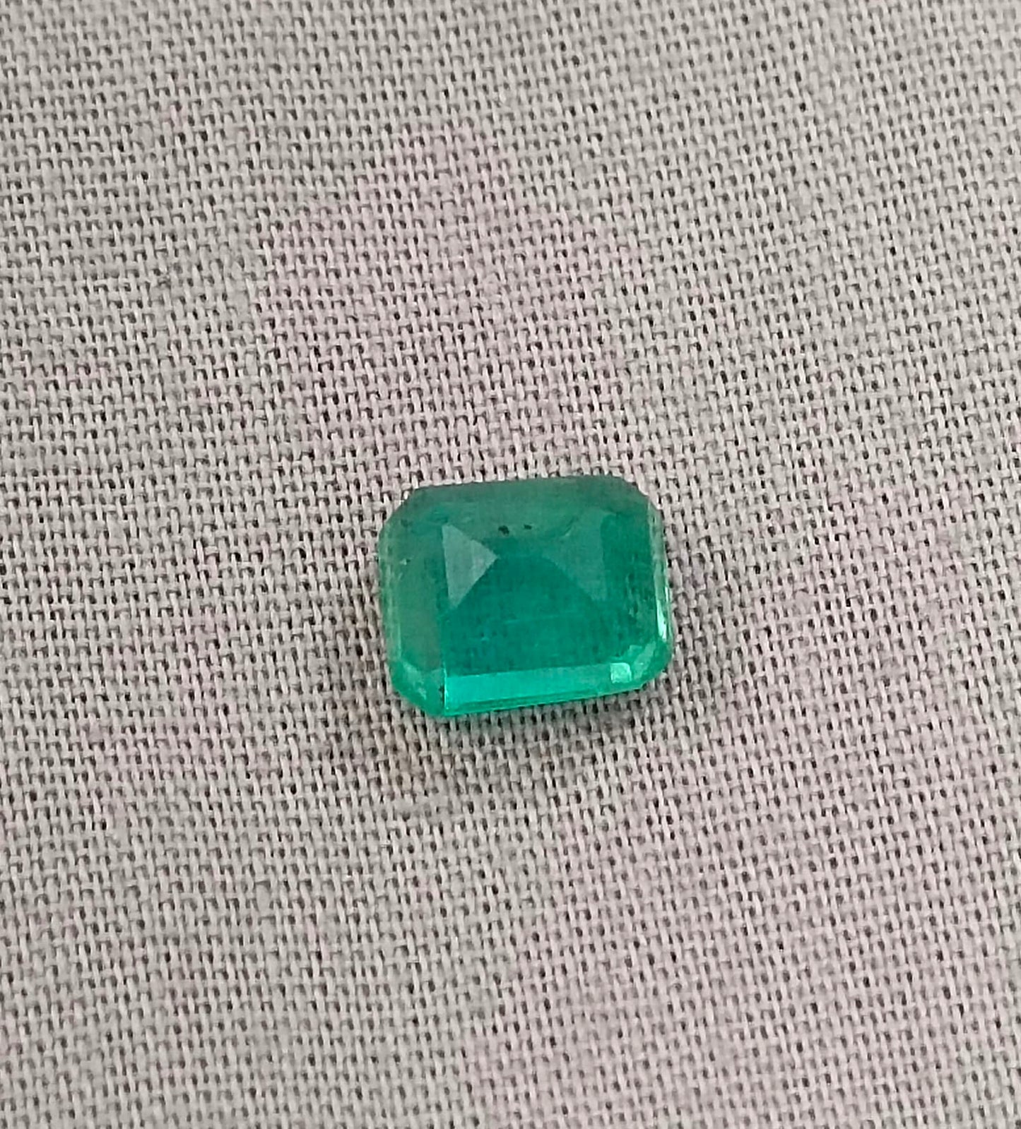 1.95ct Zambian Emerald, 100% Natural Earth Mined Gemstone.