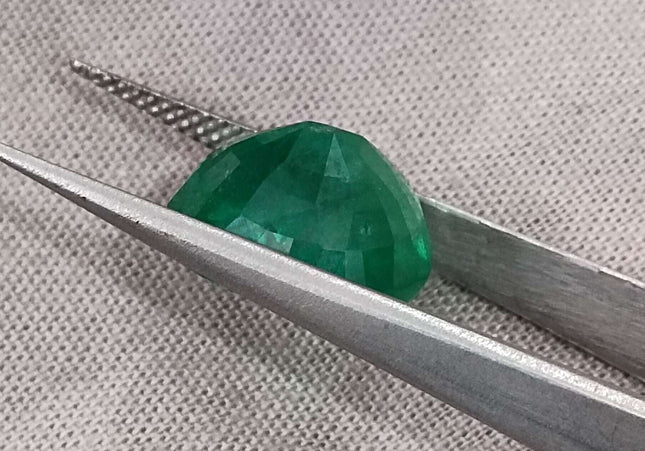7.30ct Swat Emerald, Medium Bright Green Cushion cut Minor Oiled Natural Loose Gemstone.