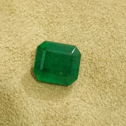 GSI Certified 3.87ct Deep Velvet Green Swat Emerald , 100% Natural Earth Mined Gemstone