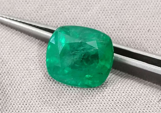 7.30ct Swat Emerald, Medium Bright Green Cushion cut Minor Oiled Natural Loose Gemstone.