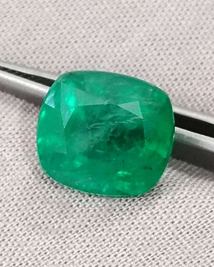 7.30ct Swat Emerald, Medium Bright Green Cushion cut Minor Oiled Natural Loose Gemstone.