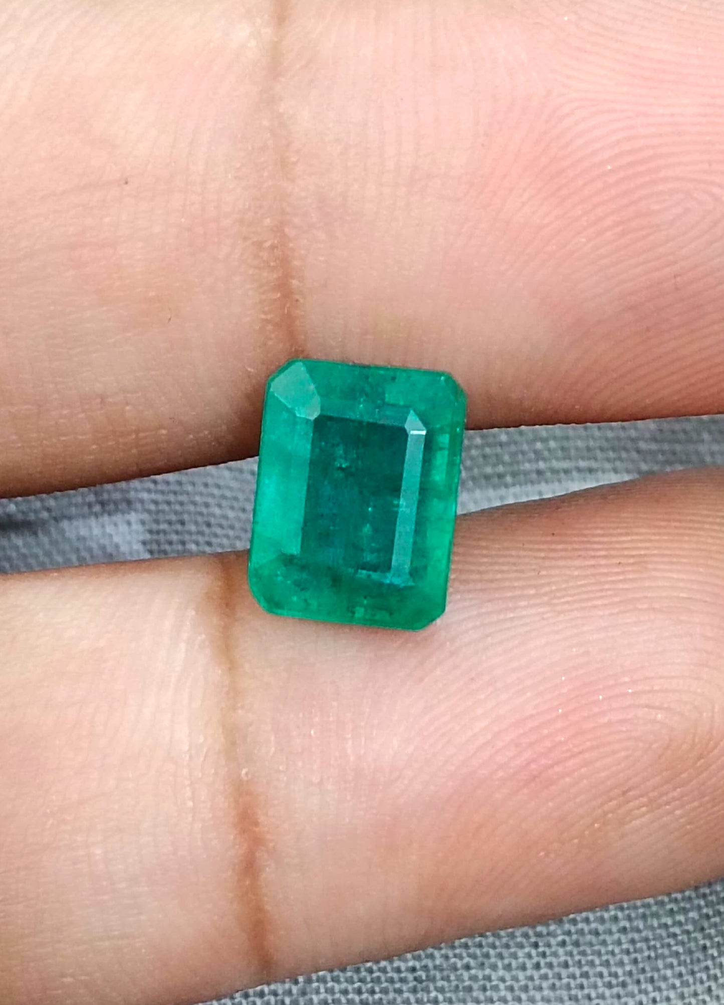 3,74 ct mittelgrüner sambischer Smaragd, 100 % aus der Erde gewonnene Edelsteine