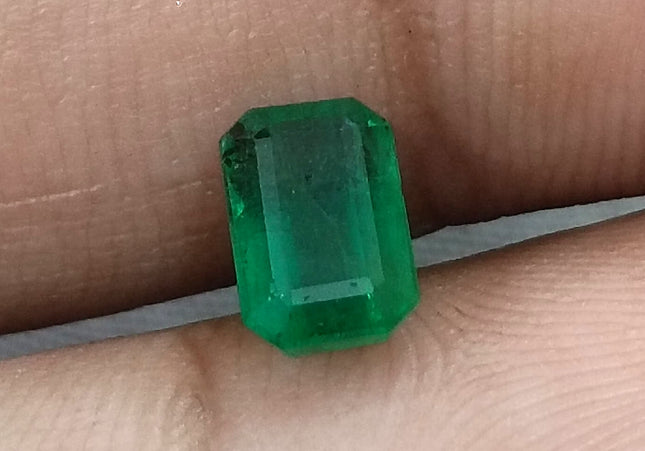 GSI Certified 1.29ct Vivid Medium Deep Green Swat Emerald Minor Oiled Loose Gemstone