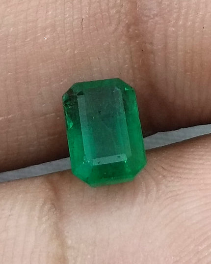 GSI Certified 1.29ct Vivid Medium Deep Green Swat Emerald Minor Oiled Loose Gemstone