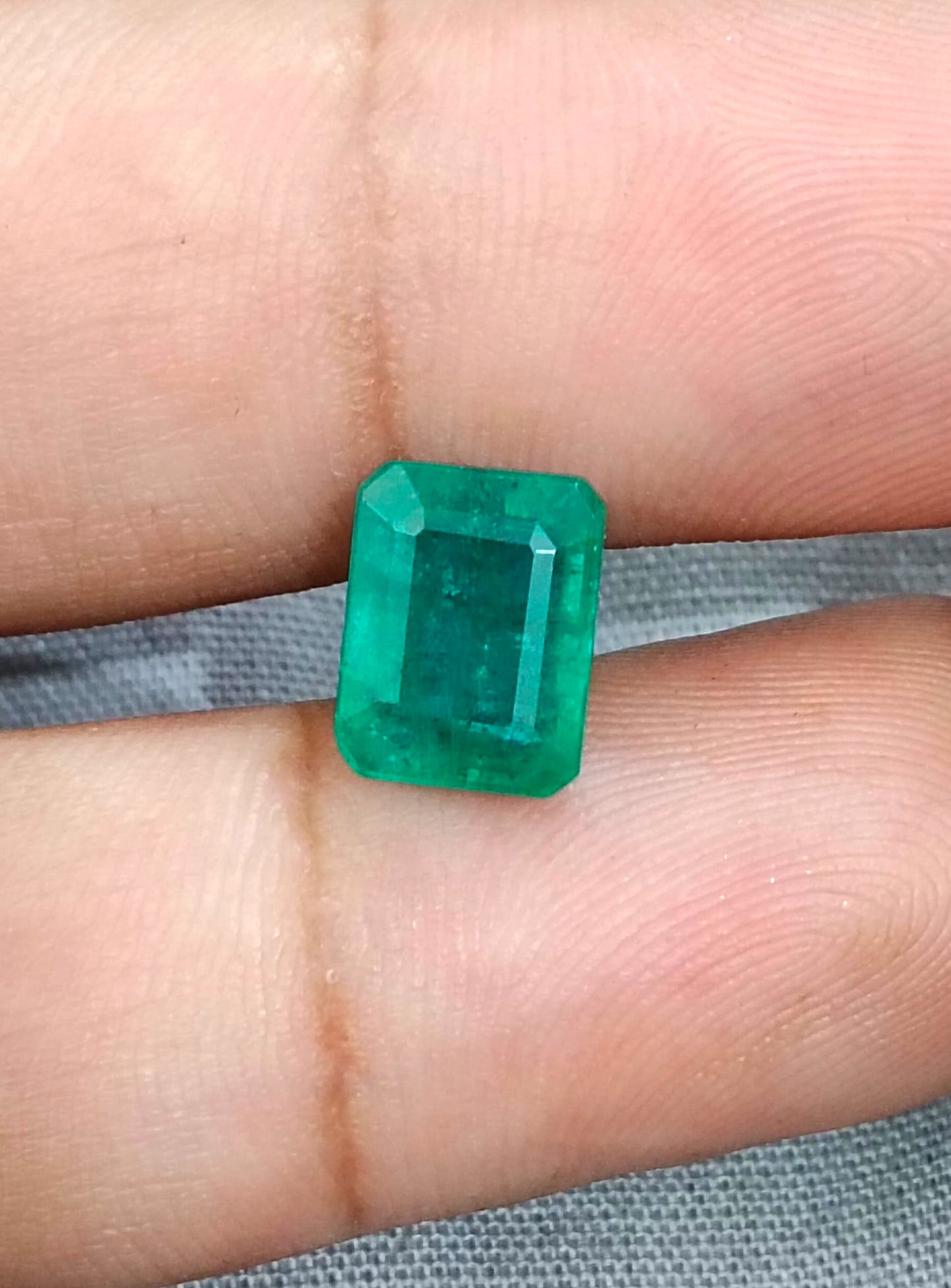 3,74 ct mittelgrüner sambischer Smaragd, 100 % aus der Erde gewonnene Edelsteine