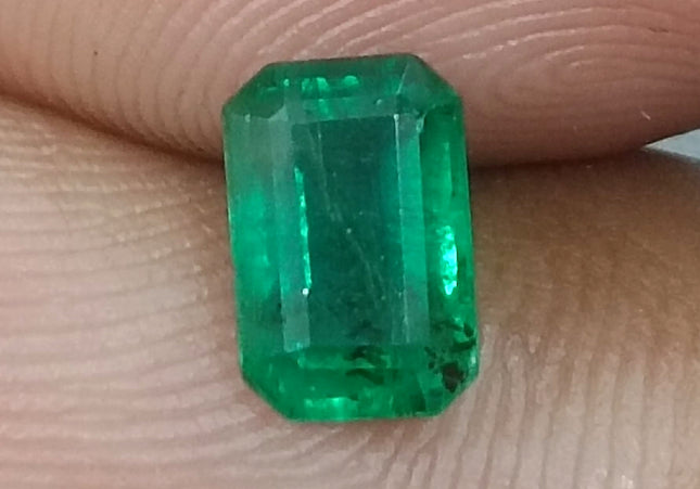 GSI Certified 1.29ct Vivid Medium Deep Green Swat Emerald Minor Oiled Loose Gemstone
