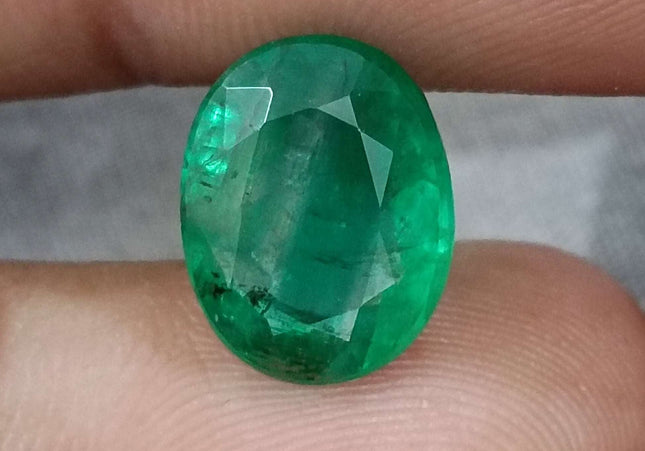 Big 5.72ct Swat Emerald, Vivid Green Oval Cut Minor Oiled Loose Gemstone