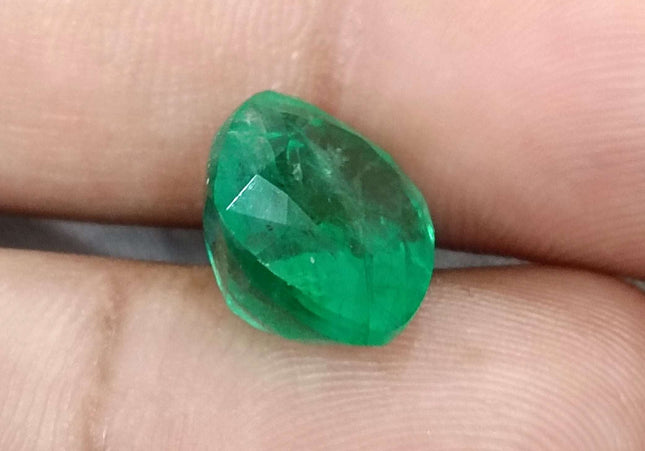 7.30ct Swat Emerald, Medium Bright Green Cushion cut Minor Oiled Natural Loose Gemstone.