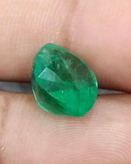 7.30ct Swat Emerald, Medium Bright Green Cushion cut Minor Oiled Natural Loose Gemstone.