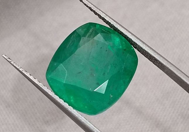 7.30ct Swat Emerald, Medium Bright Green Cushion cut Minor Oiled Natural Loose Gemstone.