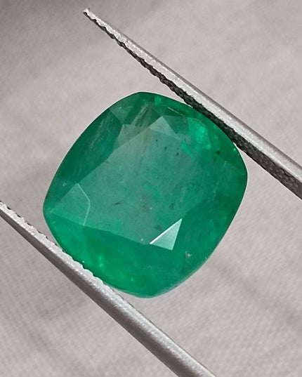 7.30ct Swat Emerald, Medium Bright Green Cushion cut Minor Oiled Natural Loose Gemstone.