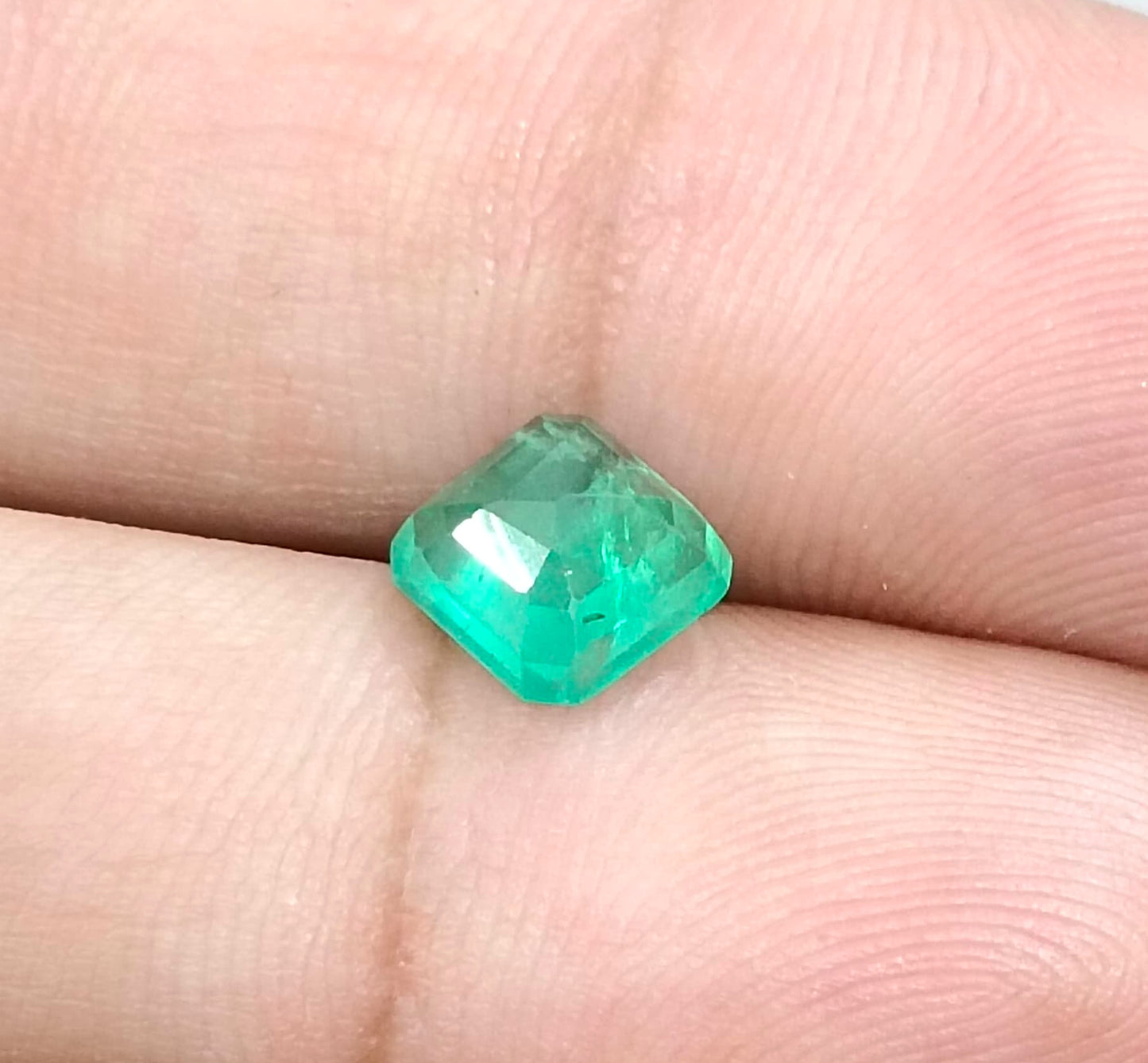 1.51ct Colombian Emerald, 100% Natural Earth Mined Gemstone.