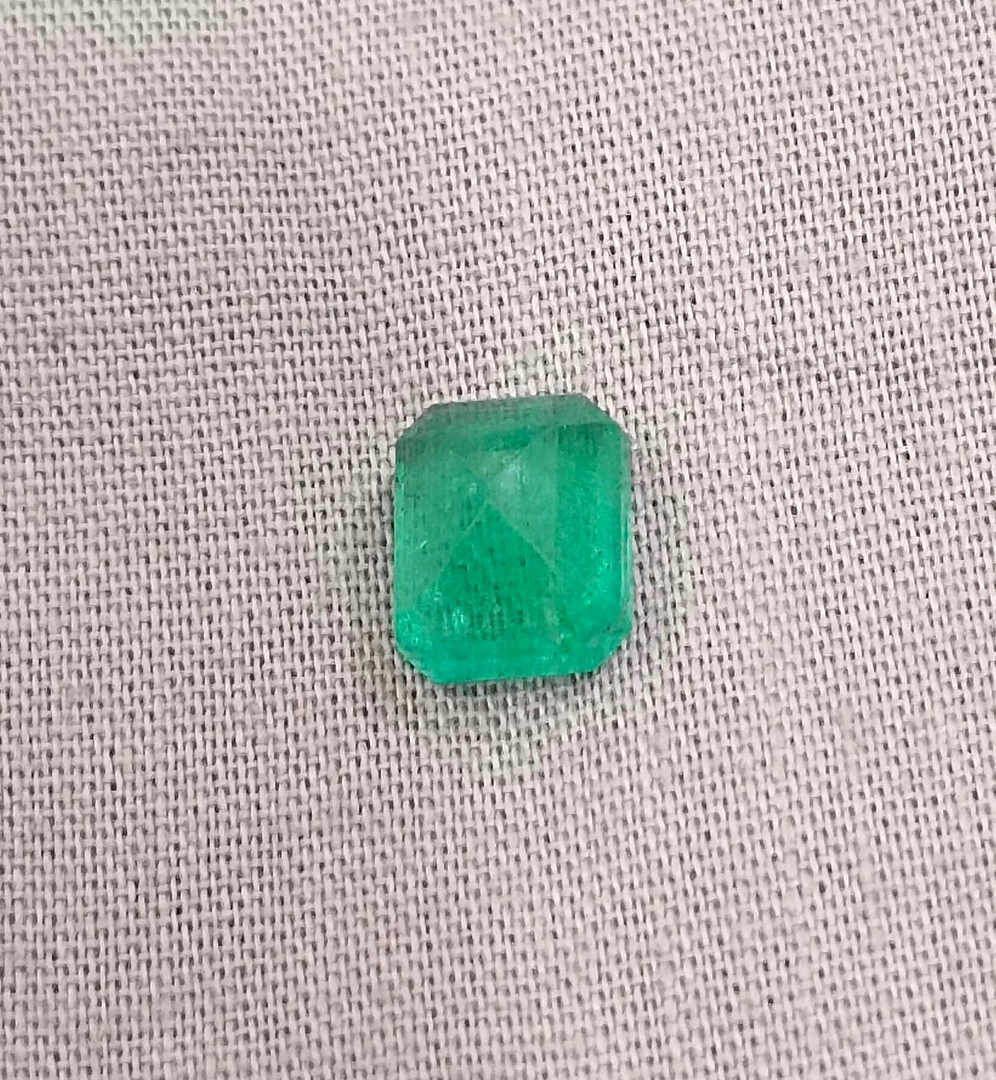 2.30ct Swat Emerald, 100% Natural Earth Mined Gemstone.