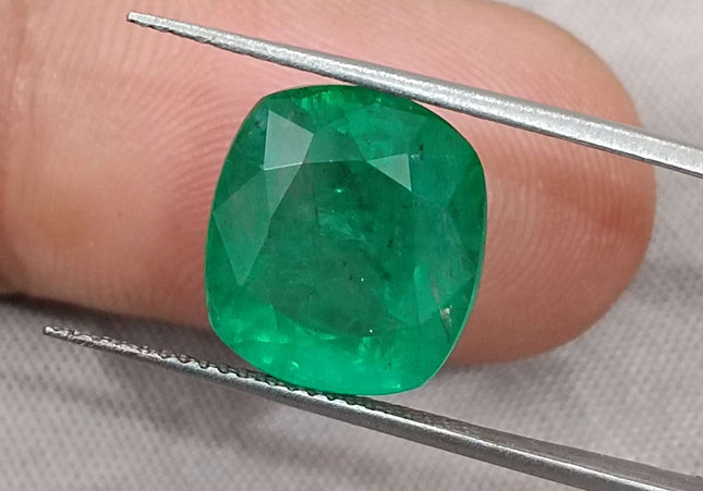 7.30ct Swat Emerald, Medium Bright Green Cushion cut Minor Oiled Natural Loose Gemstone.
