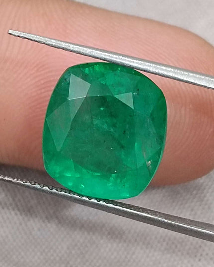 7.30ct Swat Emerald, Medium Bright Green Cushion cut Minor Oiled Natural Loose Gemstone.