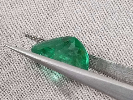 Swat Emerald 5.72ct Vivid Green Certified Natural Oval Cut Stone.