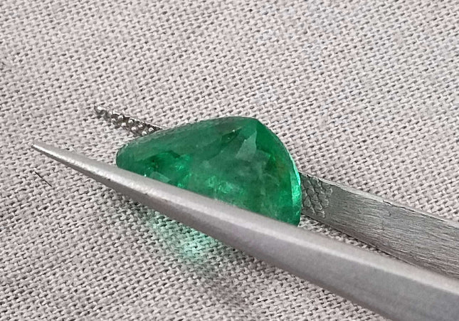 Big 5.72ct Swat Emerald, Vivid Green Oval Cut Minor Oiled Loose Gemstone