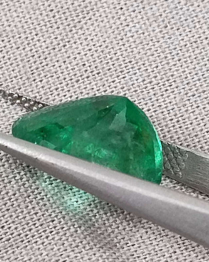Big 5.72ct Swat Emerald, Vivid Green Oval Cut Minor Oiled Loose Gemstone