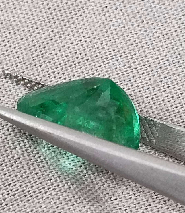 Swat Emerald 5.72ct Vivid Green Natural Oval Cut Stone.