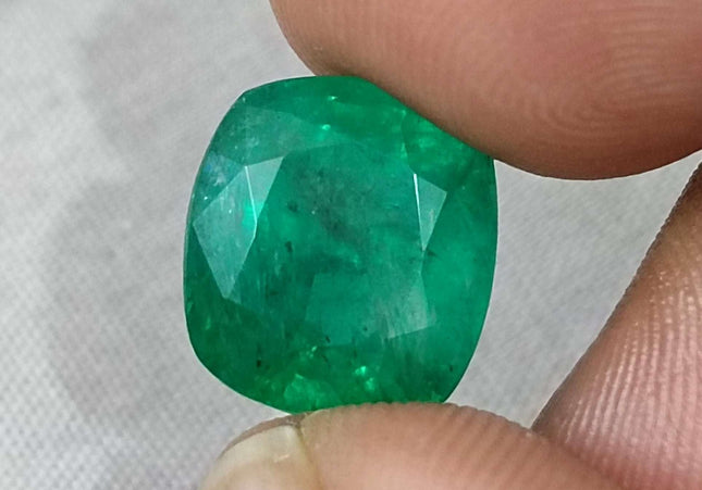 7.30ct Swat Emerald, Medium Bright Green Cushion cut Minor Oiled Natural Loose Gemstone.