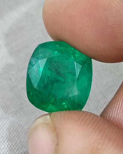 7.30ct Swat Emerald, Medium Bright Green Cushion cut Minor Oiled Natural Loose Gemstone.