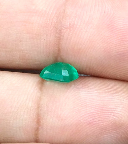 1.51ct Colombian Emerald, 100% Natural Earth Mined Gemstone.