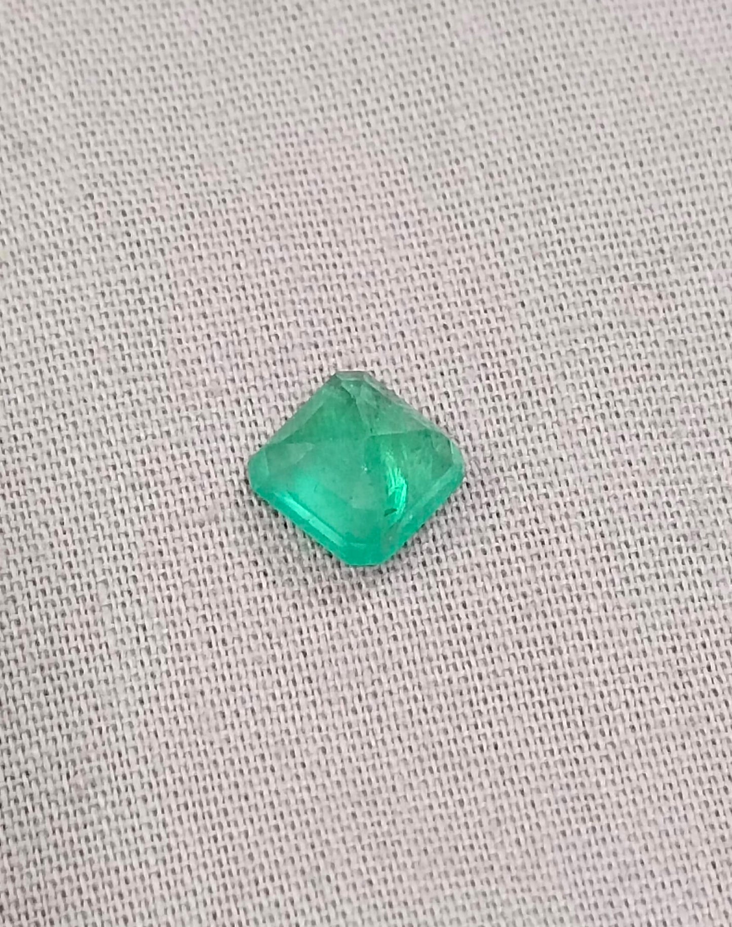 1.51ct Colombian Emerald, 100% Natural Earth Mined Gemstone.