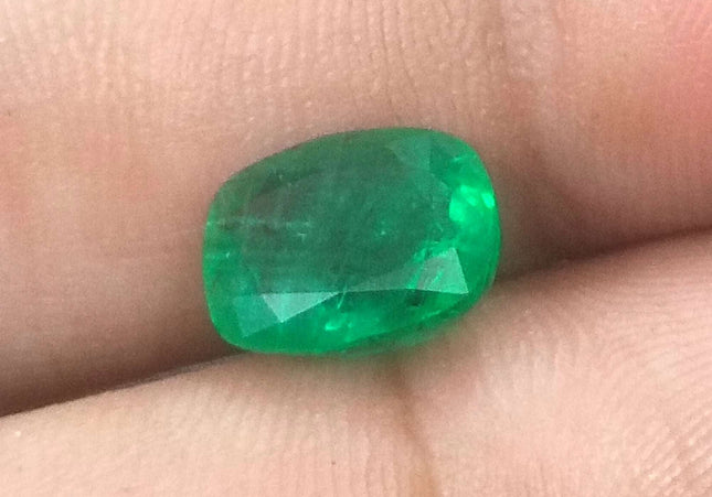 3.16ct GSI Certified Vivid Medium Deep Green Swat Emerald Minor Oiled Loose Gemstone