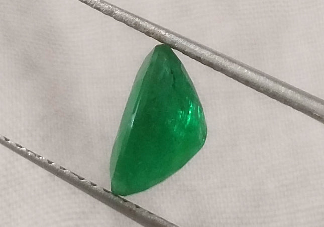 1.72ct GSI Certified Vivid Green Oval Cut Zambian Emerald Minor Oiled Loose Gemstone