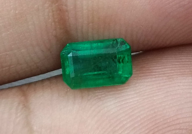 GSI Certified 1.29ct Vivid Medium Deep Green Swat Emerald Minor Oiled Loose Gemstone