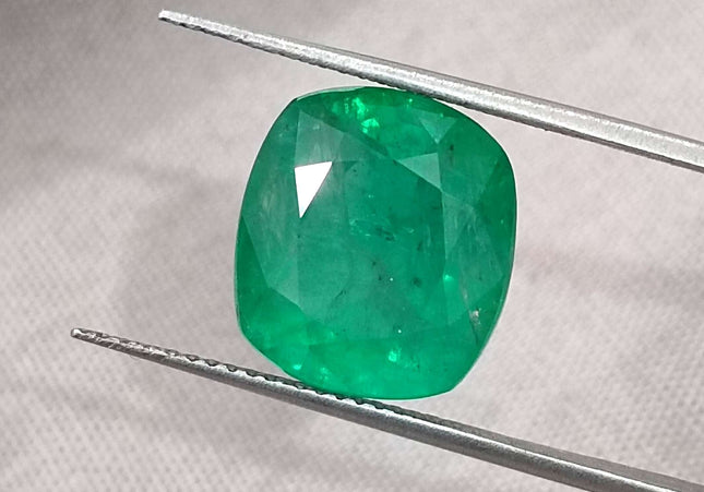 7.30ct Swat Emerald, Medium Bright Green Cushion cut Minor Oiled Natural Loose Gemstone.