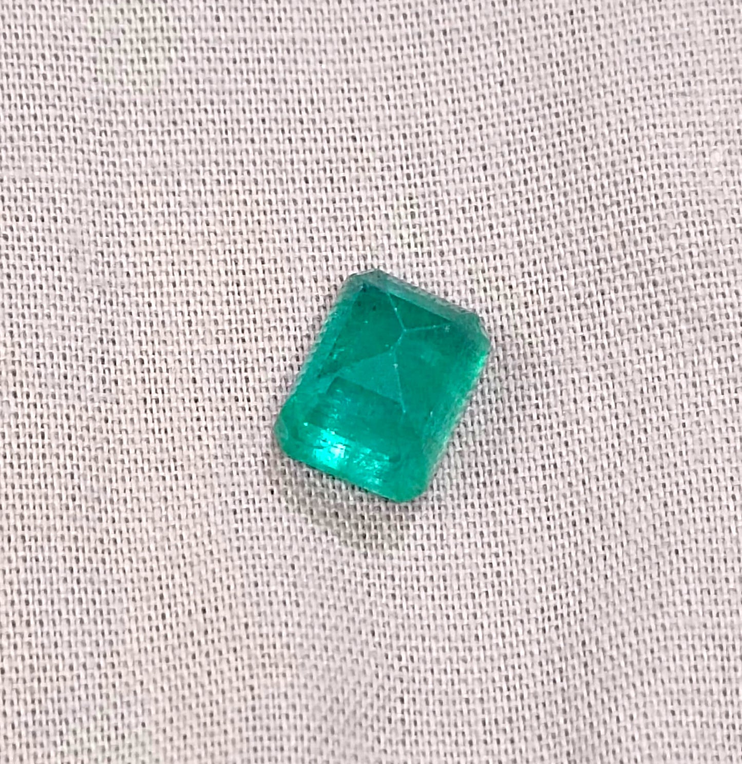 3,74 ct mittelgrüner sambischer Smaragd, 100 % aus der Erde gewonnene Edelsteine