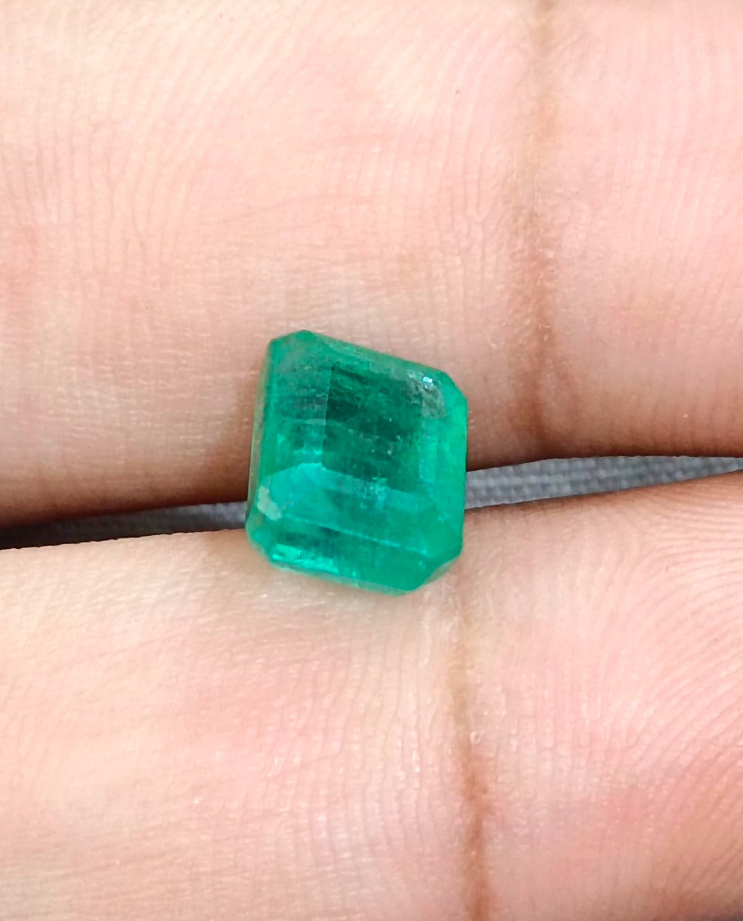 3,74 ct mittelgrüner sambischer Smaragd, 100 % aus der Erde gewonnene Edelsteine